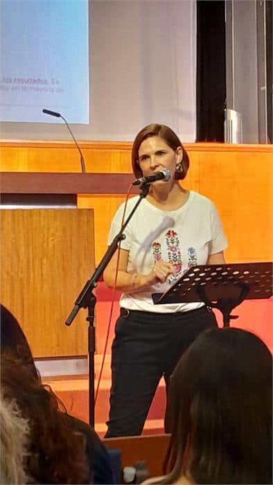 Rosario Jiménez impartiendo una charla sobre Personas Altamente Sensibles en Madrid